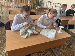 Аркадакские школьники с учителями собрали гумпомощь бойцам