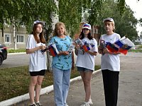 Жителям Аркадака в День Государственного флага России раздают тематические буклеты и сотню лент триколора