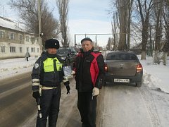 Сотрудники Аркадакской Госавтоинспекции призывают быть осторожными на зимней дороге