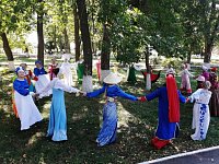 «Серебряные волонтёры» водили хороводы в городском парке