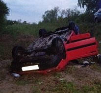  На мокрой дороге красный фольксваген опрокинулся в кювет