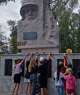 Краснознаменские школьники возложили цветы к памятнику в день 80-летия победы нашей армии под Курском