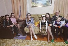 В Кистендее добровольный помощник органов местного самоуправления следит за состоянием тротуара