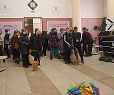 Пятиклассники городской средней школы № 3 в кинотеатре играли и смотрели мультфильм