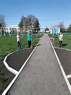 Новосельцы ухаживают за новым парком
