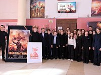 Аркадакцы идут посмотреть фильм «Война и музыка» семьями и коллективами