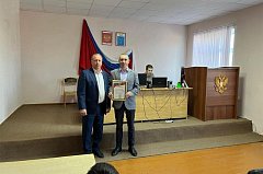 Работу муниципальных служащих отметили наградами
