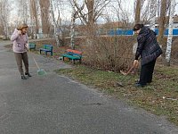 В Красном Знамени идёт опиловка деревьев и уборка общественных территорий