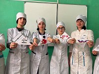 Студенты Аркадакского медколледжа подписали поздравительные открытки участникам СВО