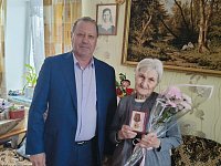 Юбилейную медаль вручили алексеевскому педагогу