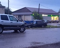 Возле «Пятёрочки» в Аркадаке столкнулись «пятнашка» и Нива