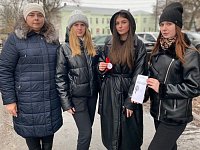 В Аркадаке волонтеры раздали прохожим ленточки и листовки с информацией о ВИЧ