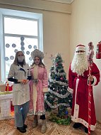 Врачам и пациентам Аркадакской районной больницы дарили мандарины 