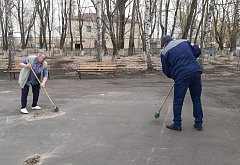 Краснознаменские работники культуры уже приступили к уборке территории