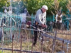 Жители Чиганака убрались на местном кладбище