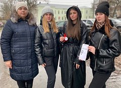 В Аркадаке волонтеры раздали прохожим ленточки и листовки с информацией о ВИЧ