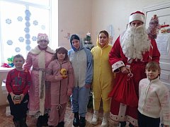 Студенты медицинского колледжа поздравили посетителей детской консультации с предстоящими праздниками