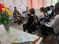 Аркадакские волонтёры подарили талисман раненому бойцу 