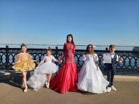 В дни школьных каникул и не только работают танцевальный коллектив «Созвездие А» и детская студия моды «Золушка»
