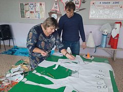 Работники культуры района делают новогодние игрушки своими руками
