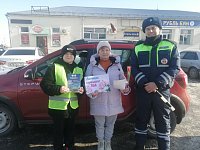 В преддверии 8 Марта сотрудники ГАИ совместно с юными инспекторами движения поздравили женщин с праздником