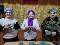 Участницы чиганакской фитнес-группы "Грация" навязали нашим воинам тёплые носочки
