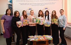 Студенты медколледжа дарили маленьким аркадакцам детские книги