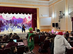 На сцене районного Дома культуры для детей прошёл новогодний спектакль «Невероятные приключения Снегоедов»