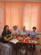 В Центре соцобслуживания населения в творческой мастерской "Доброцентр" пенсионеры проводят время с пользой и для души