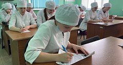 Студенты Аркадакского медколледжа подписали поздравительные открытки участникам СВО