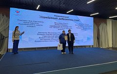 Семье Ивановых из Аркадака вручили "Хрустальное сердце области"