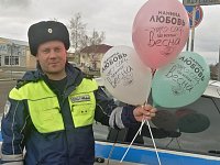 Сотрудники аркадакской Госавтоинспекции поздравили женщин-водителей с Днём матери