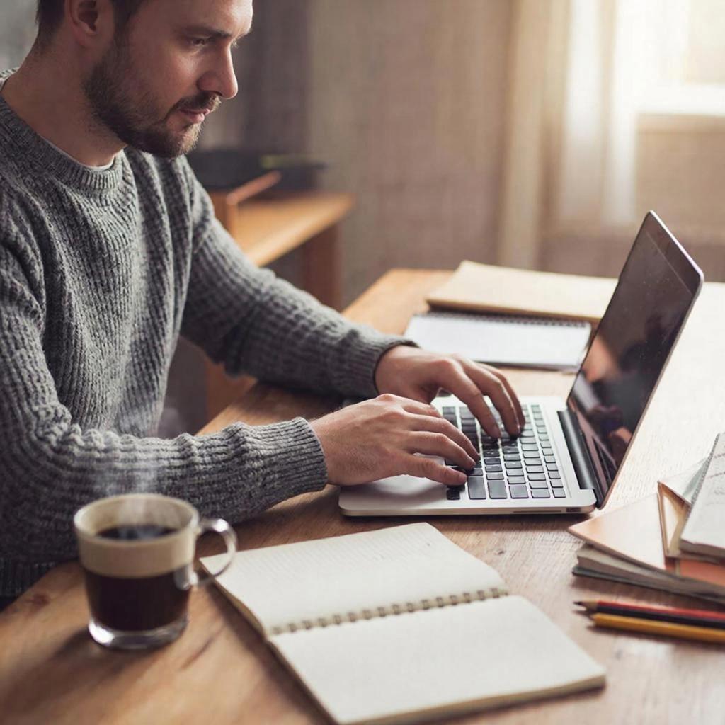 работает и пьет кофе.jpg