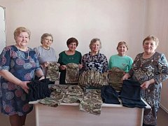 Аркадакские "серебряные" волонтёры шьют балаклавы для земляков-участников СВО