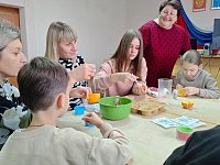 Аркадакцев научили делать экологические кормушки 