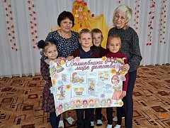 В Аркадаке первоклассники поздравили своих любимых воспитателей с профессиональным праздником