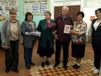 В Красном Знамени поздравили юбиляра на избирательном участке