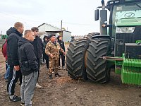 Юноши Аркадакского техникума механизации сельского хозяйства побывали в одном фермерском хозяйстве района