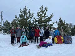 Аркадакцы провели день в лесу с лыжами и тюбингами 