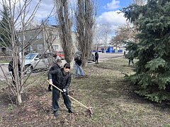 Сотрудники администрации Аркадакского района первыми вышли на весенний субботник