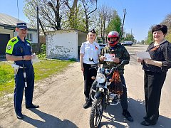 В Аркадаке участникам дорожного движения вручили георгиевские ленточки
