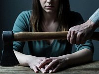 Собутыльник в Аркадаке пытался топором отрубить женщине кисть руки 