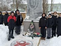 Алексеевские школьники очистили от снега территорию сельского памятника 