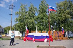 В Аркадаке славили российский триколор, пели патриотические песни, вручали паспорта школьникам