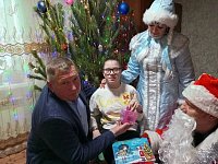 Глава Росташовского поселения Юрий Болтышев поддержал акцию «Ёлка желаний»