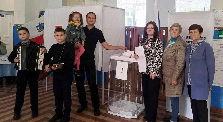 Глава Малиновского муниципального образования Аркадакского района Константин Чередников: «Для меня выборы — это не просто процедура, а настоящая семейная традиция и важный урок ответственности для детей»