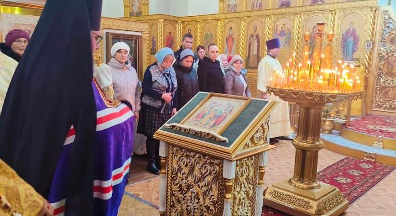В Аркадакском храме Вознесения Господня освящены новые иконы