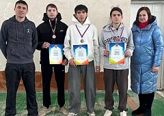 Юноши и девушки из Аркадакского медколледжа встали на лыжню