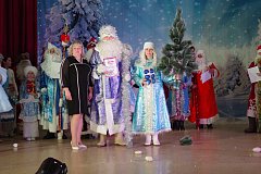 Районный конкурс «Дед Мороз и Снегурочка-2025»: артистизм и праздничное настроение