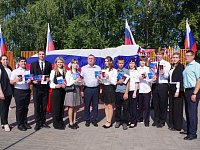 В Аркадаке славили российский триколор, пели патриотические песни, вручали паспорта школьникам